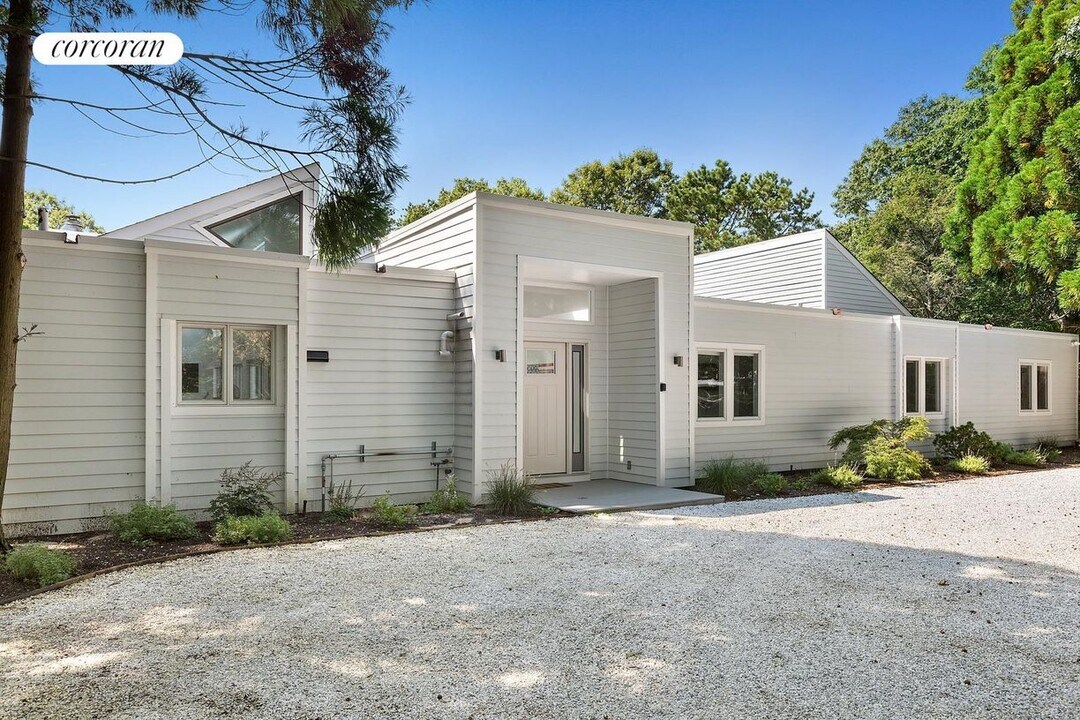 5 Lakewood Ln in Quogue, NY - Building Photo