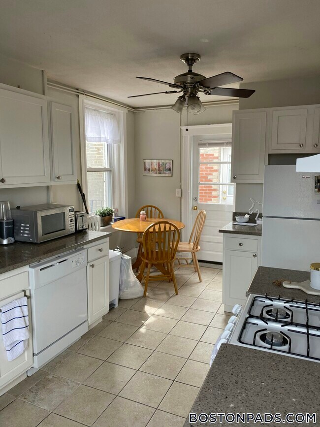 224 Hanover St in Boston, MA - Building Photo - Building Photo