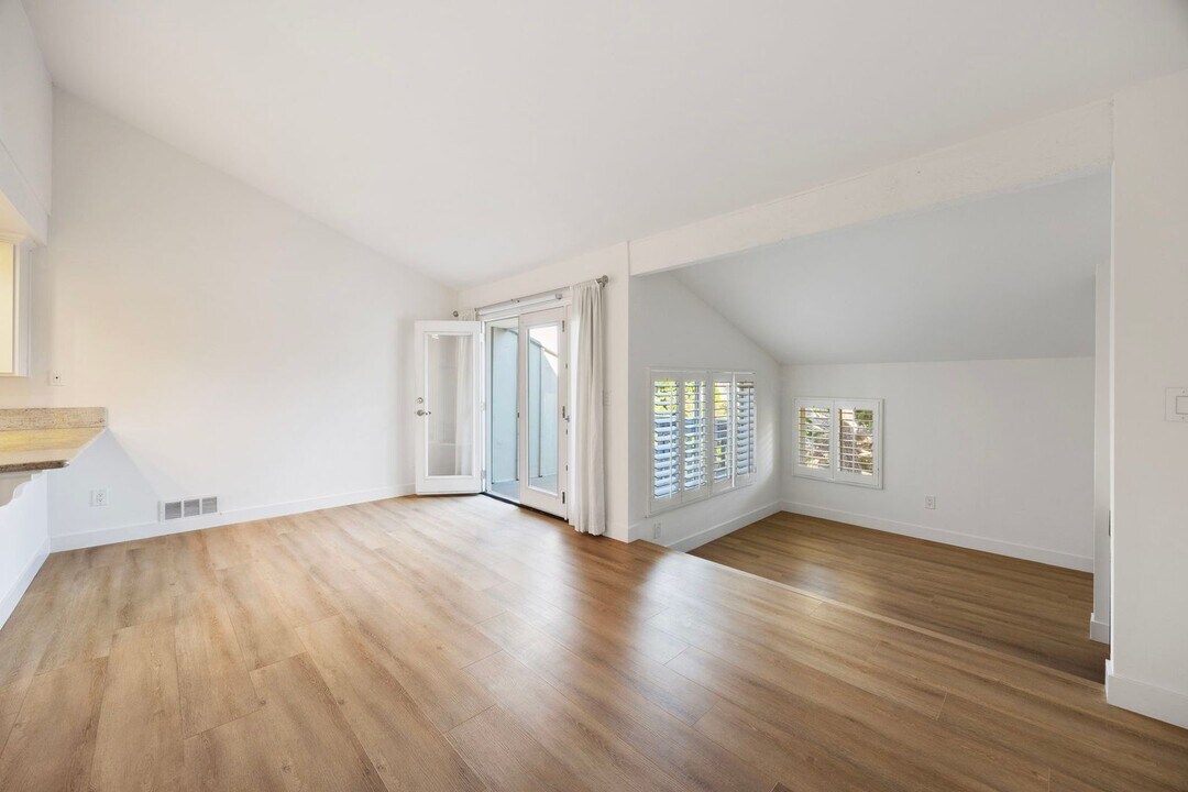 16952 Pacific Coast Hwy in Huntington Beach, CA - Building Photo