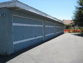 Pecan Apartments in Escondido, CA - Foto de edificio - Building Photo