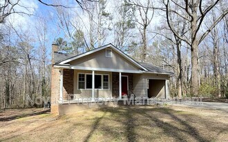 110 Walker Woods Dr in Carrollton, GA - Building Photo