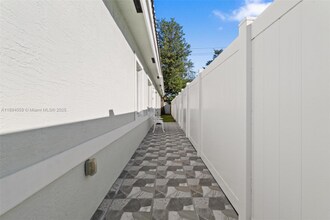 6035 SW 40th Ct in Miramar, FL - Building Photo - Building Photo