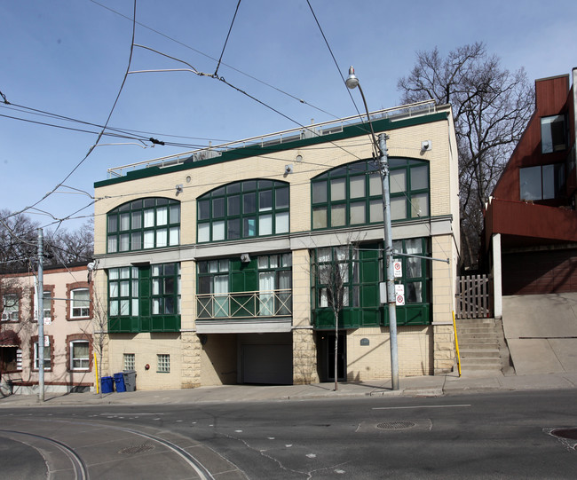 2362 Queen St E in Toronto, ON - Building Photo - Primary Photo