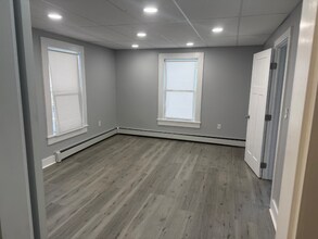 168 Elm St in Pittsfield, ME - Foto de edificio - Building Photo