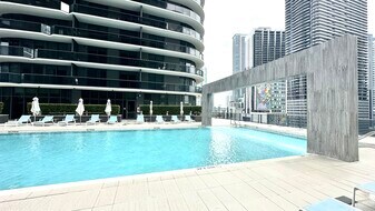 55 SW 9th St, Unit 3702 in Miami, FL - Building Photo
