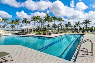 14823 Dockside Ln in Naples, FL - Foto de edificio - Building Photo