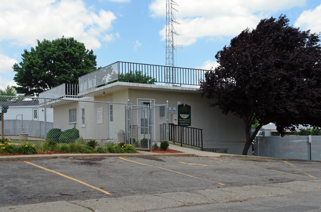 Heartland Pointe in Elsmere, KY - Building Photo