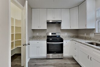 5346 Yale Dr in Katy, TX - Building Photo - Building Photo