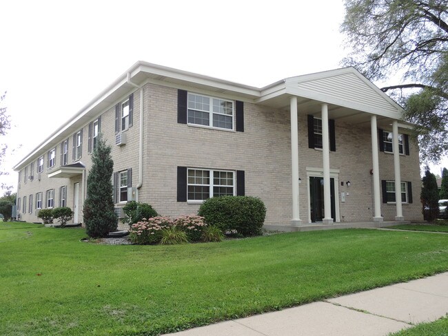 Colonial Manor Apartments in Greenfield, WI - Foto de edificio - Building Photo