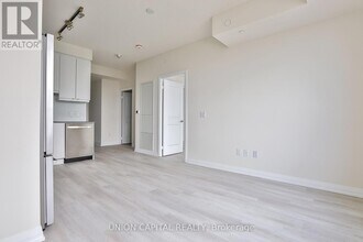 3260 Sheppard Ave E in Toronto, ON - Building Photo - Building Photo