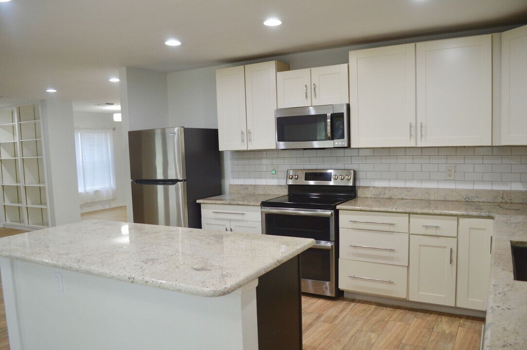 16639 Calico Creek Dr in San Antonio, TX - Building Photo