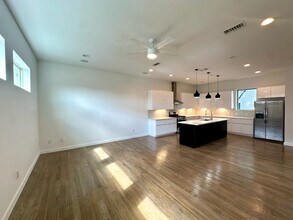 5615 Bryan Pky, Unit B in Dallas, TX - Building Photo - Building Photo