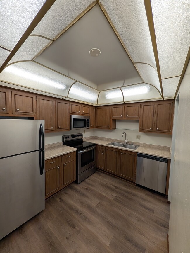 Charleston East Apartments in Milwaukee, WI - Building Photo - Building Photo