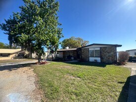 734 Memorial Dr in Sebring, FL - Building Photo