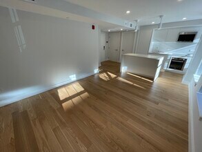 16 Fleet St, Unit 3 in Boston, MA - Foto de edificio - Building Photo