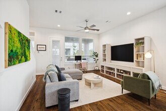 1055 Timbergrove Yards Ln in Houston, TX - Building Photo - Building Photo