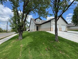 419 W Dulin St in Sherman, TX - Building Photo