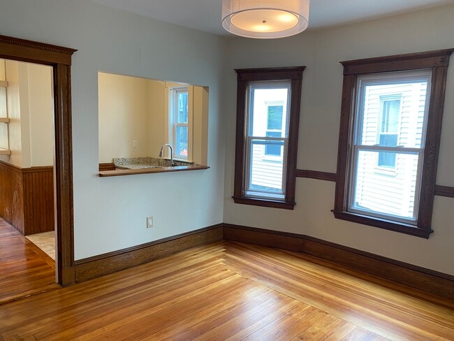 37 Bromfield Rd, Unit 1 in Somerville, MA - Building Photo - Building Photo