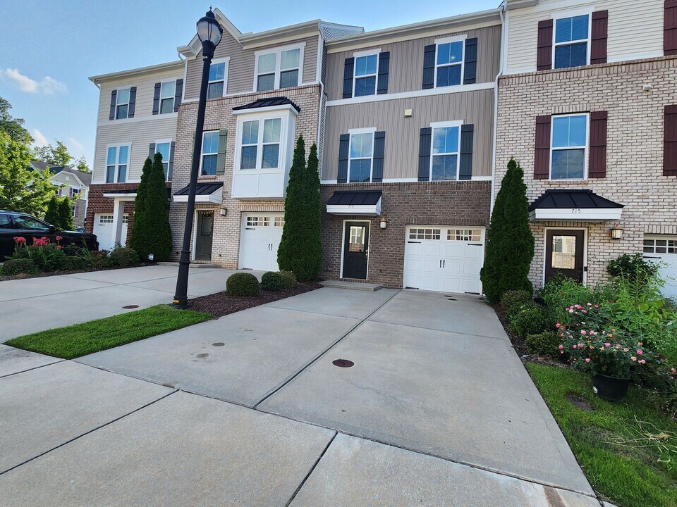 713 Suffield Way in Cary, NC - Building Photo