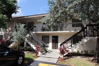 2720 S Oakland Forest Dr in Oakland Park, FL - Building Photo - Building Photo