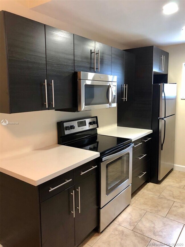 1824 Monroe St-Unit -11 in Hollywood, FL - Building Photo - Building Photo