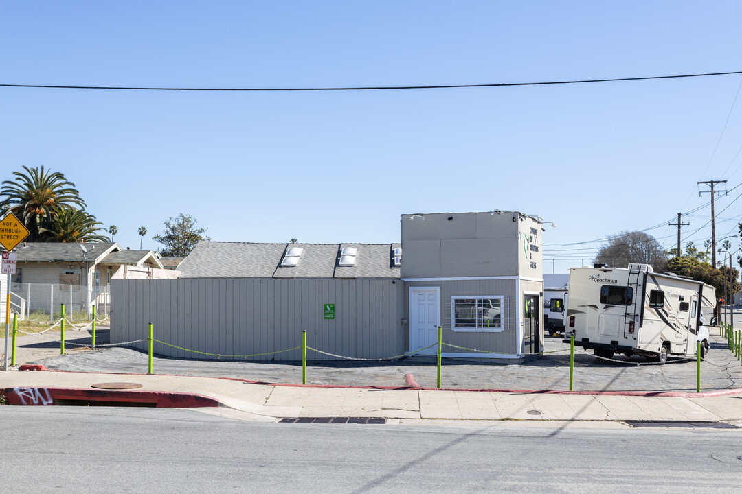 Hemlock Apartments in Ventura, CA - Building Photo