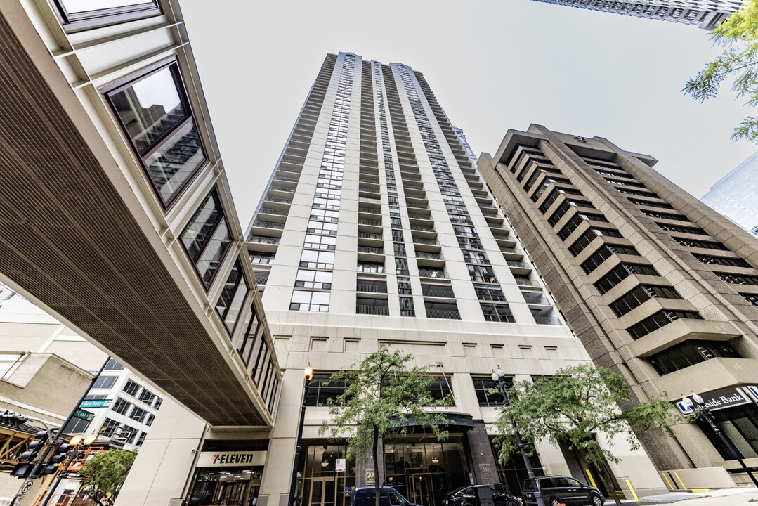 200 N Dearborn St, Unit 3603 in Chicago, IL - Building Photo