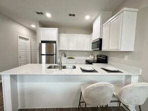 440 E Acacia St, Unit 4 in Alamo, TX - Foto de edificio - Building Photo