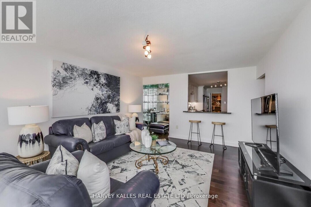 55 Skymark Dr in Toronto, ON - Building Photo