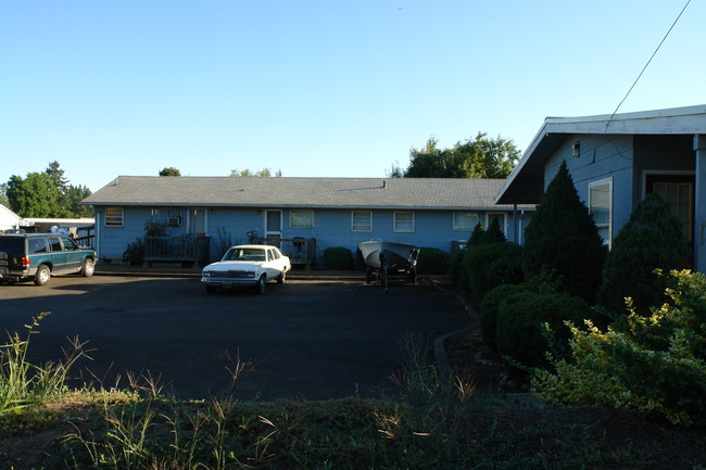 Brookpine Apartments in Salem, OR - Building Photo - Building Photo