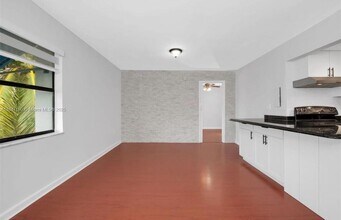 950 NW 11th St in Miami, FL - Building Photo - Building Photo