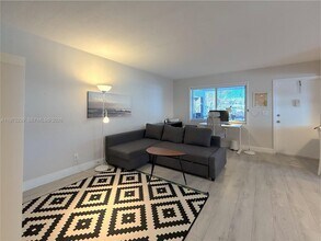 541 Blue Heron Dr in Hallandale Beach, FL - Building Photo - Building Photo