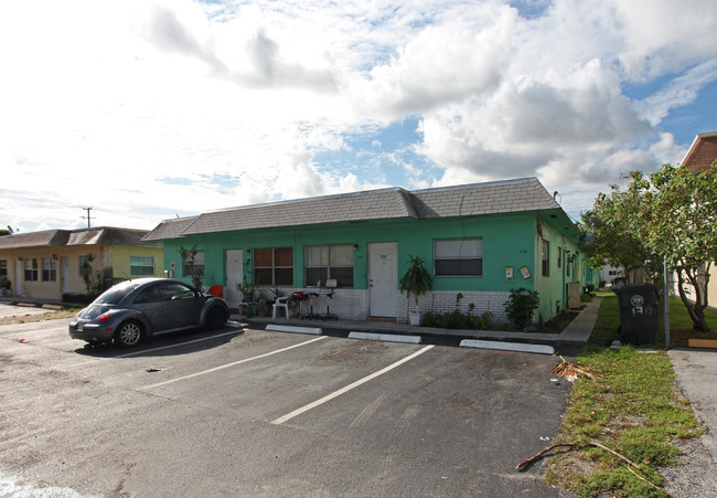 170-176 NE 41st St in Oakland Park, FL - Building Photo - Building Photo