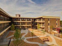 Courtyard - The Amherst Apartamentos in Denver, Colorado