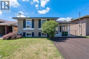15 Valery Ct in Hamilton, ON - Building Photo