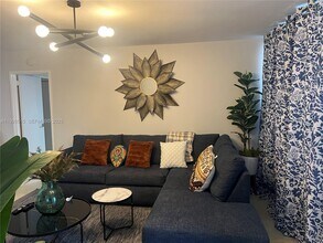 5225 Collins Ave in Miami, FL - Building Photo - Building Photo