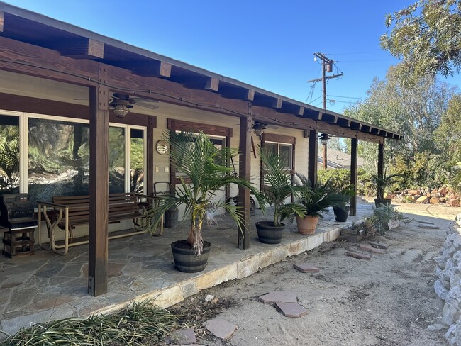 10128 McBroom St in Sunland, CA - Building Photo - Building Photo