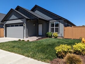 1073 W Olympic St in Springfield, OR - Building Photo - Building Photo