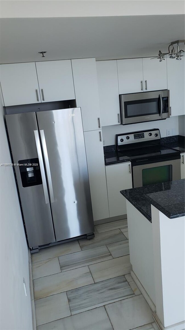 1401 SW 22nd St in Miami, FL - Building Photo - Building Photo