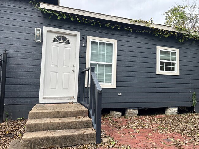 property at 808 Oakhurst St