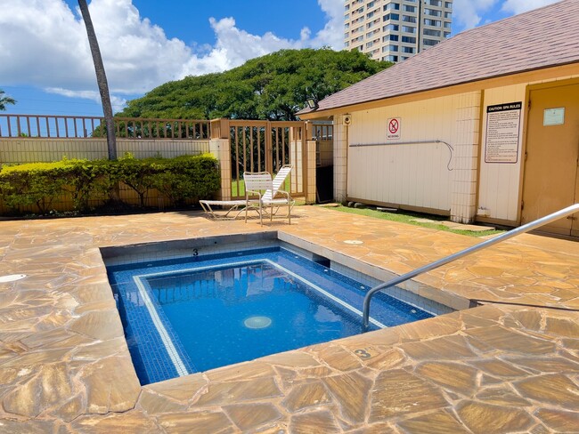 1060 Kamehameha Hwy in Pearl City, HI - Building Photo - Building Photo