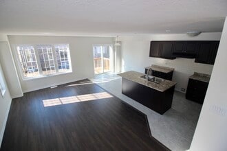 7776 White Pine Cres in Niagara Falls, ON - Building Photo - Building Photo