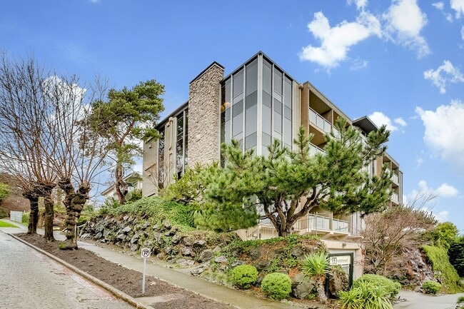 property at 900 Warren Ave