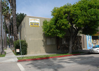 7101 Alabama Ave in Canoga Park, CA - Foto de edificio - Building Photo