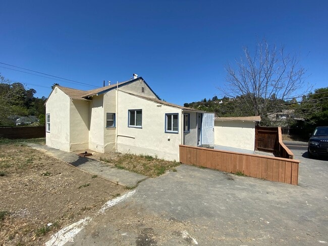 870 Vine Hill Way in Martinez, CA - Building Photo - Building Photo