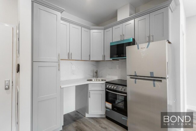 317 W 48th St in New York, NY - Building Photo - Building Photo