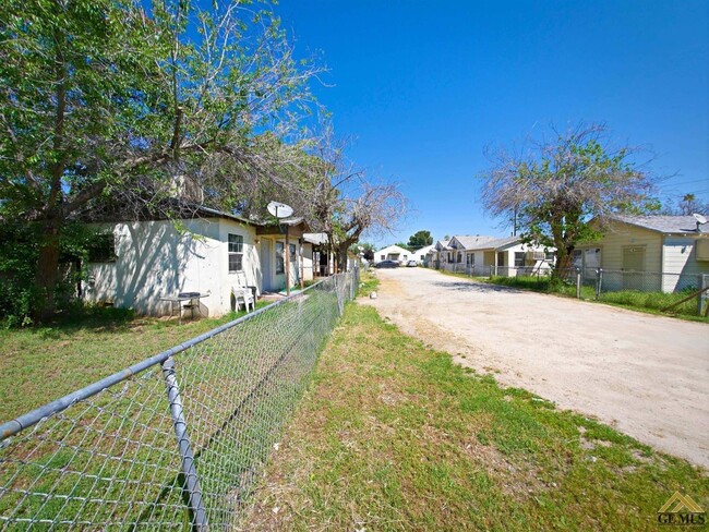 214 Beardsley Ave in Bakersfield, CA - Building Photo - Building Photo