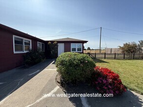 427 Corona Rd in Petaluma, CA - Foto de edificio - Building Photo