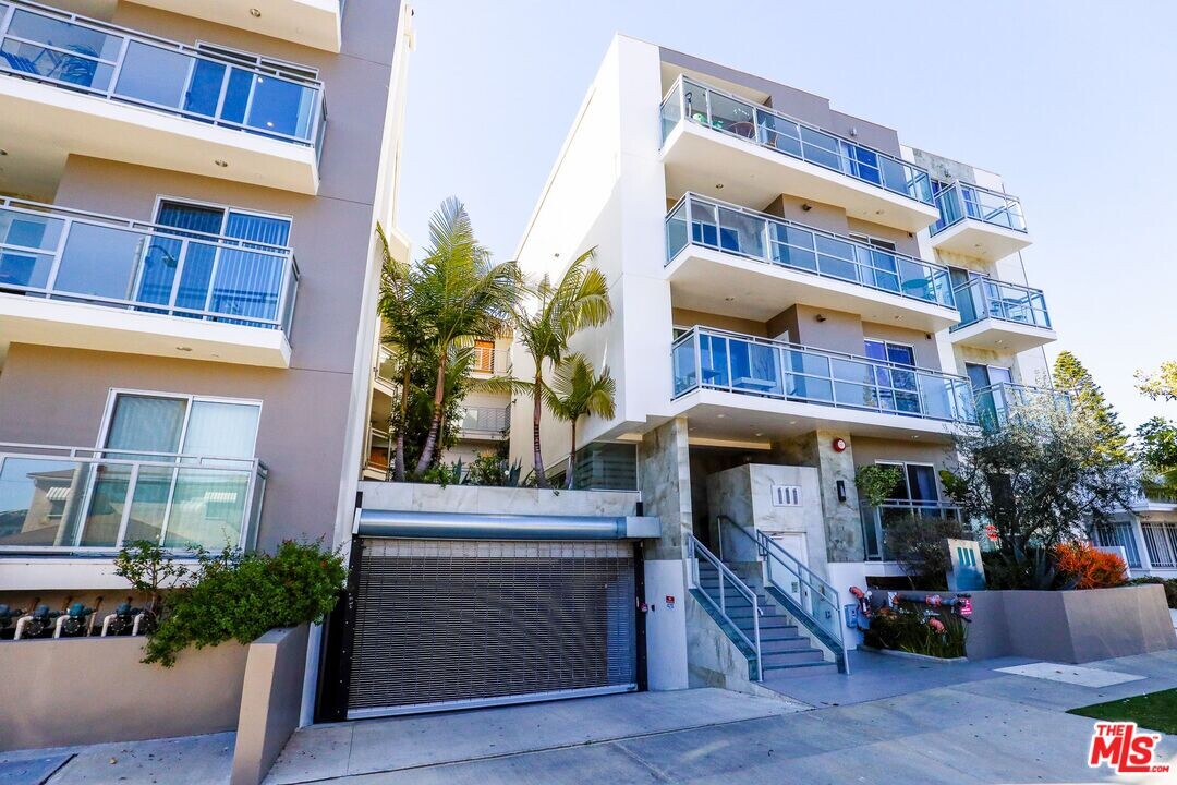 111 S Kings Rd in Los Angeles, CA - Building Photo