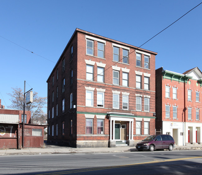 417 E Main St in Waterbury, CT - Building Photo - Building Photo